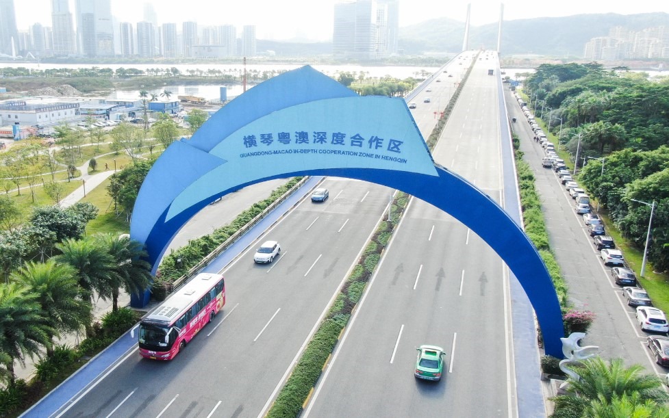 圖為橫琴粵澳深度合作區(qū)標(biāo)志（2024年11月26日攝，無(wú)人機(jī)照片）。新華社記者 鄧華 攝