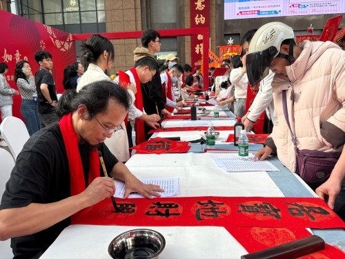 活動現(xiàn)場贈送春聯(lián)和福字。人民網(wǎng) 陳葉欣攝