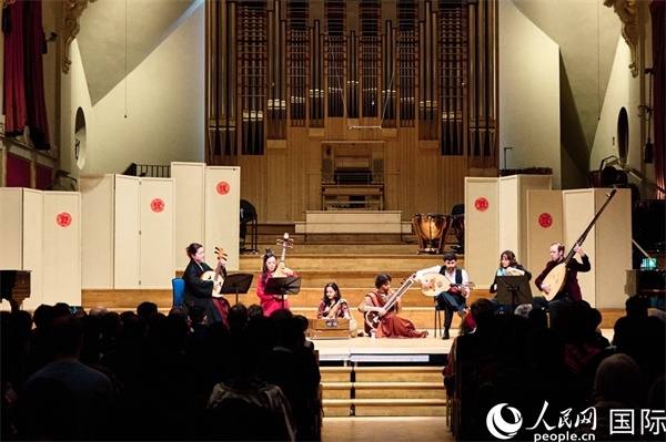 英國(guó)中樂團(tuán)和倫敦魯特琴樂團(tuán)演奏《絲綢之韻》。楊浩鵬攝