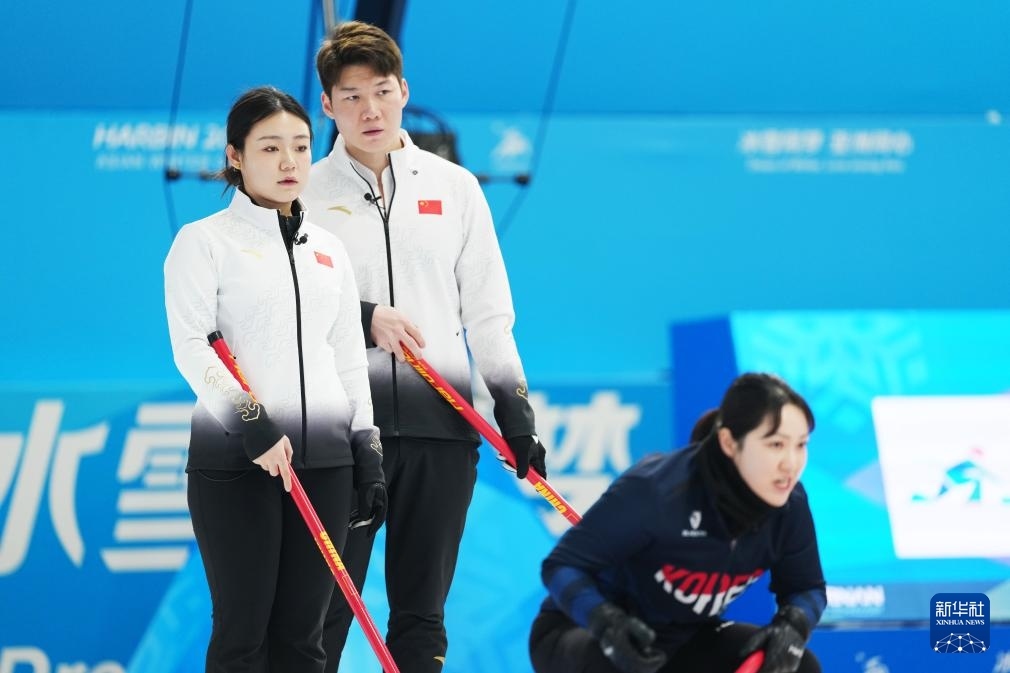 2月6日，中國隊選手王智宇（中）、韓雨（左）在比賽中。新華社記者 王松 攝
