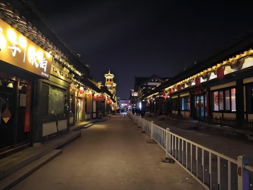 道歉公告發(fā)布后，夜晚10時的古城。人民網記者 黃鈺攝