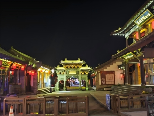 道歉公告發(fā)布后，凌晨5時的古城。人民網記者 黃鈺攝