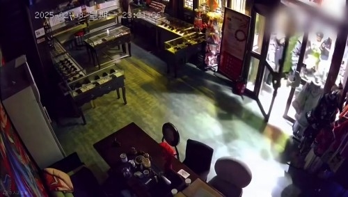 網傳“破門亮燈”畫面。網絡視頻截圖