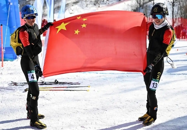 2月9日，中國隊選手次旦玉珍（左）與隊友于婧萱慶祝勝利。新華社記者 謝劍飛攝