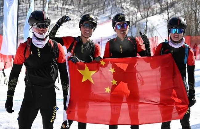 2月9日，包攬滑雪登山男子短距離前四名的中國隊選手賽后慶祝。新華社記者 謝劍飛攝