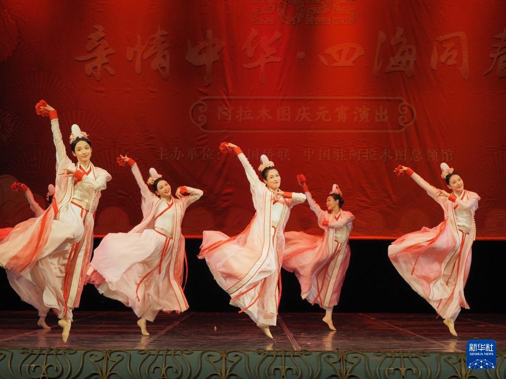 2月11日，在哈薩克斯坦阿拉木圖的阿拜國(guó)家歌劇和芭蕾舞劇院，中國(guó)演員表演舞蹈《元日霓裳》。新華社記者 趙宇 攝