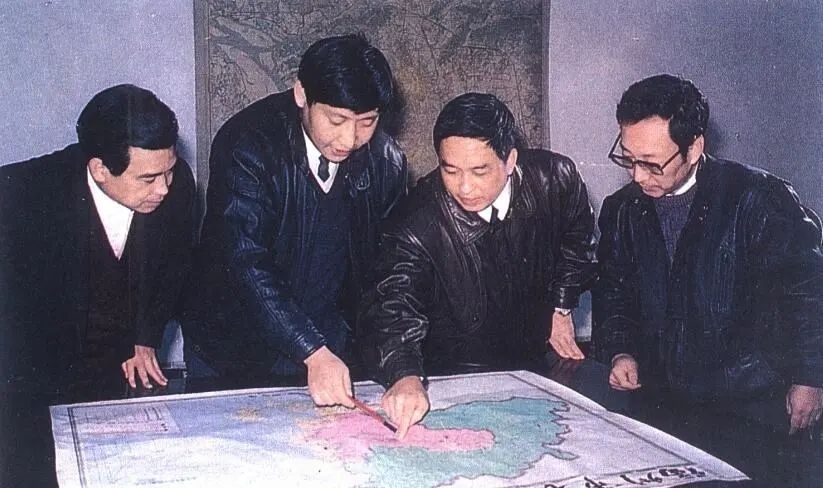 1991年12月，習(xí)近平與同事討論福州市戰(zhàn)略規(guī)劃設(shè)想。（圖源：《習(xí)近平在福州》）