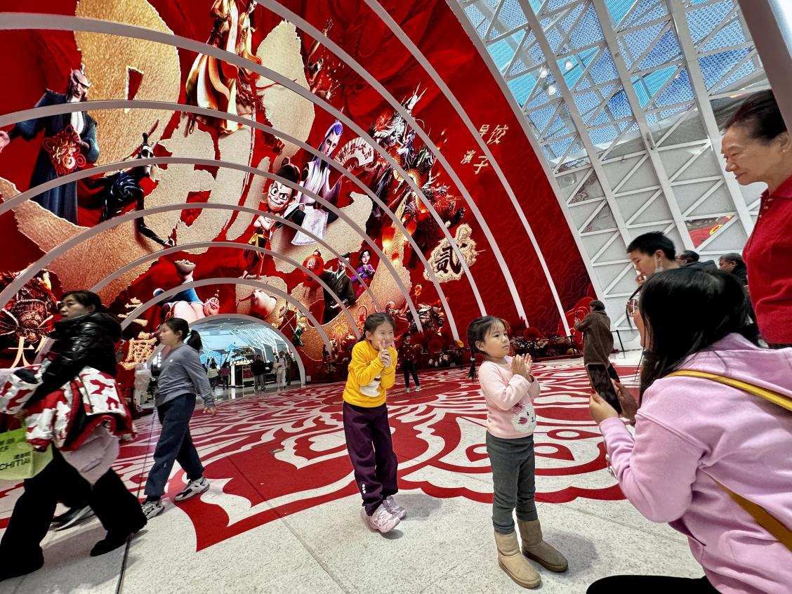 乙巳蛇年春節(jié)期間，影迷在《哪吒之魔童鬧?！肪薹笄芭恼沾蚩ā? style=