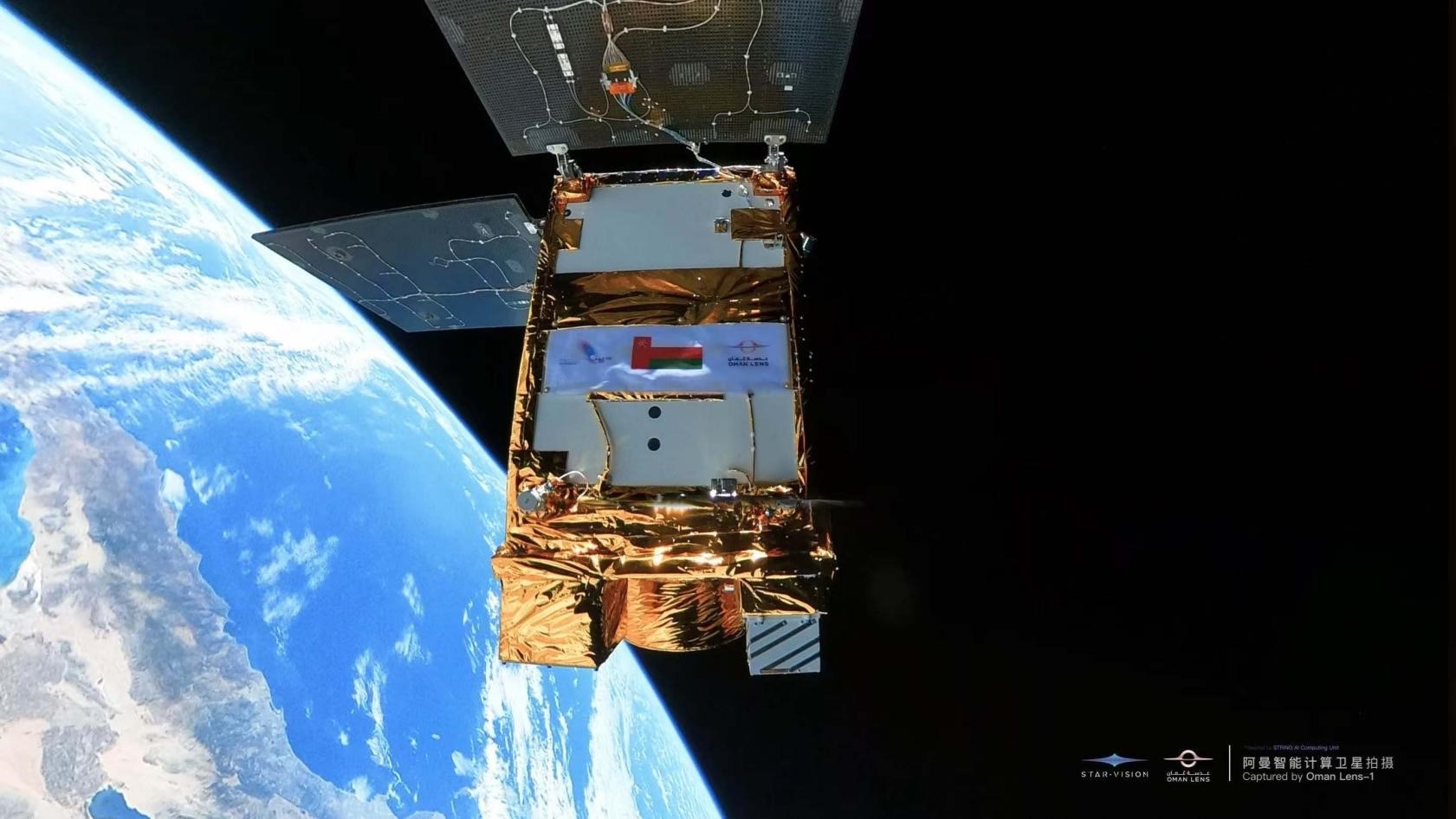 阿曼智能遙感衛(wèi)星一號(hào)近日在太空中自拍。阿曼蘭斯航天公司供圖
