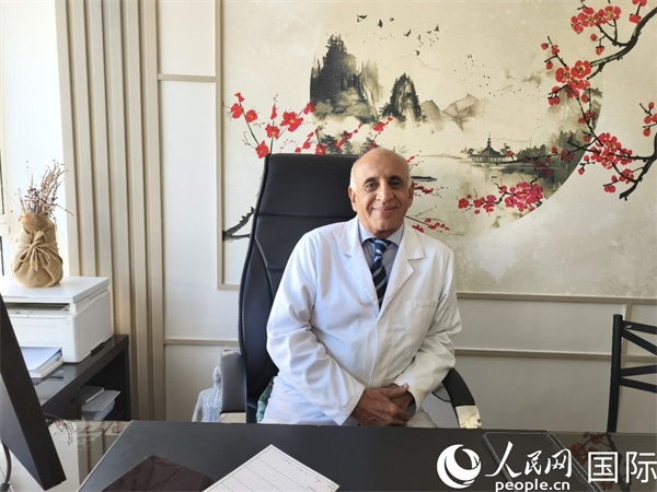 哈利勒在他的辦公室。人民網(wǎng)記者 黃培昭攝