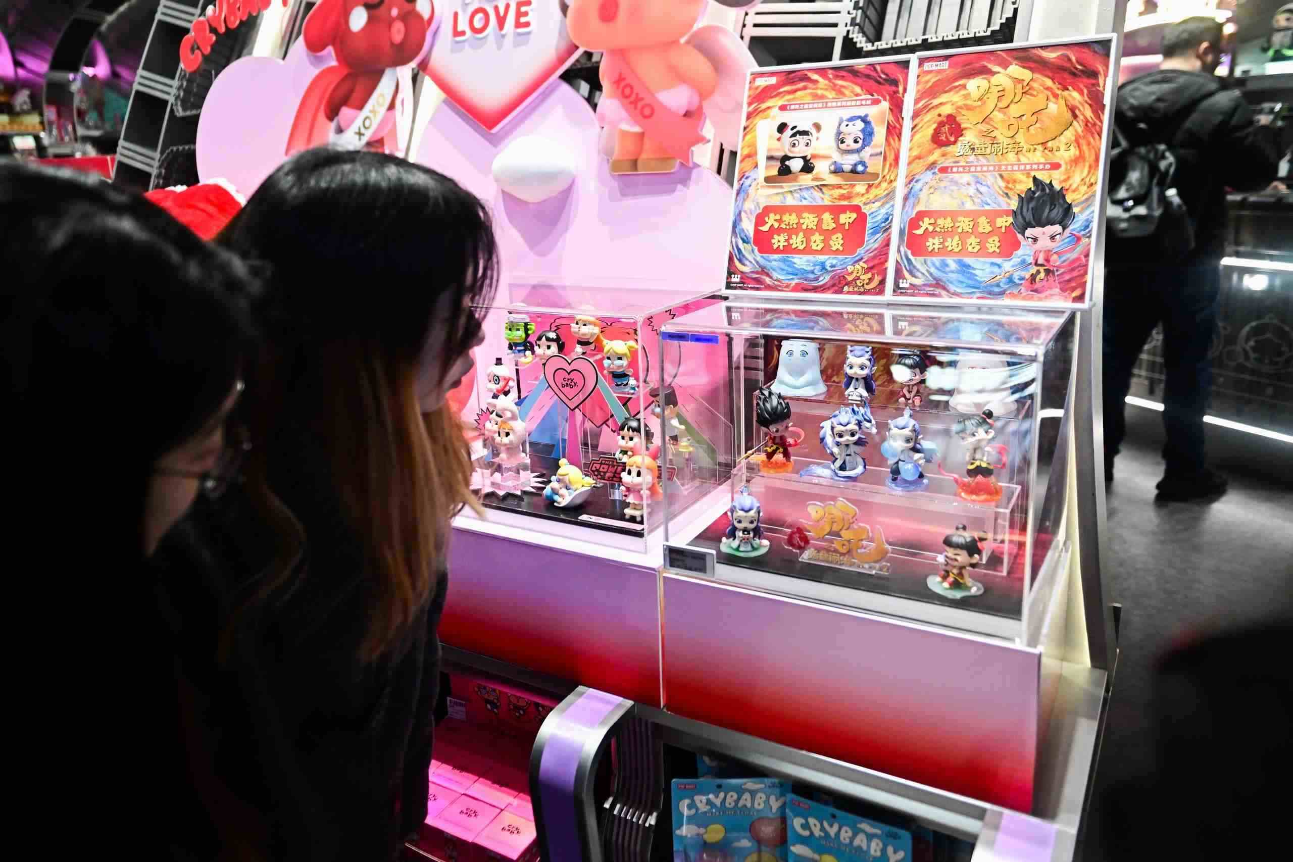 △2025年2月22日，上海，市民在圍觀《哪吒之魔童鬧?！废嚓P手辦盲盒。