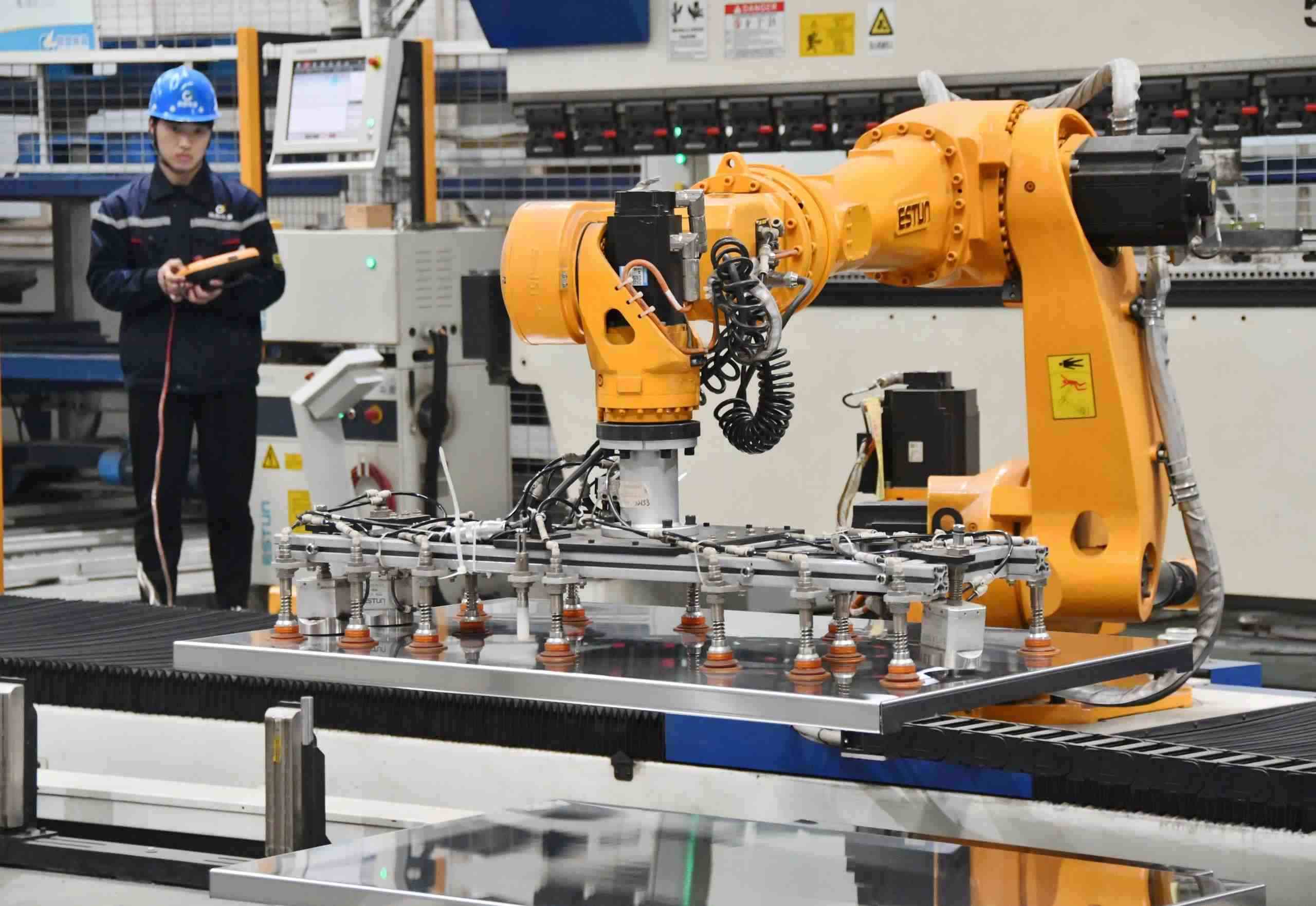 △2025年2月21日，河北邯鄲永年區(qū)工業(yè)園區(qū)的一家企業(yè)，工人正在操控工業(yè)機器人作業(yè)。