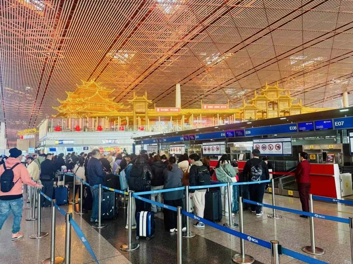 旅客在首都機(jī)場(chǎng)值機(jī)柜臺(tái)辦理乘機(jī)手續(xù)。人民網(wǎng)記者 喬雪峰攝