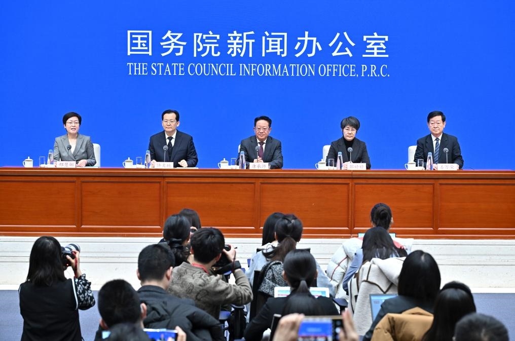 2月28日，國(guó)務(wù)院新聞辦公室在北京舉行國(guó)務(wù)院政策例行吹風(fēng)會(huì)，民政部副部長(zhǎng)唐承沛、財(cái)政部副部長(zhǎng)郭婷婷、自然資源部副部長(zhǎng)許大純、住房城鄉(xiāng)建設(shè)部副部長(zhǎng)姜萬榮和國(guó)務(wù)院新聞辦公室新聞發(fā)言人介紹2024年國(guó)務(wù)院部門辦理全國(guó)人大代表建議和全國(guó)政協(xié)提案工作有關(guān)情況，并答記者問。新華社記者 李鑫 攝