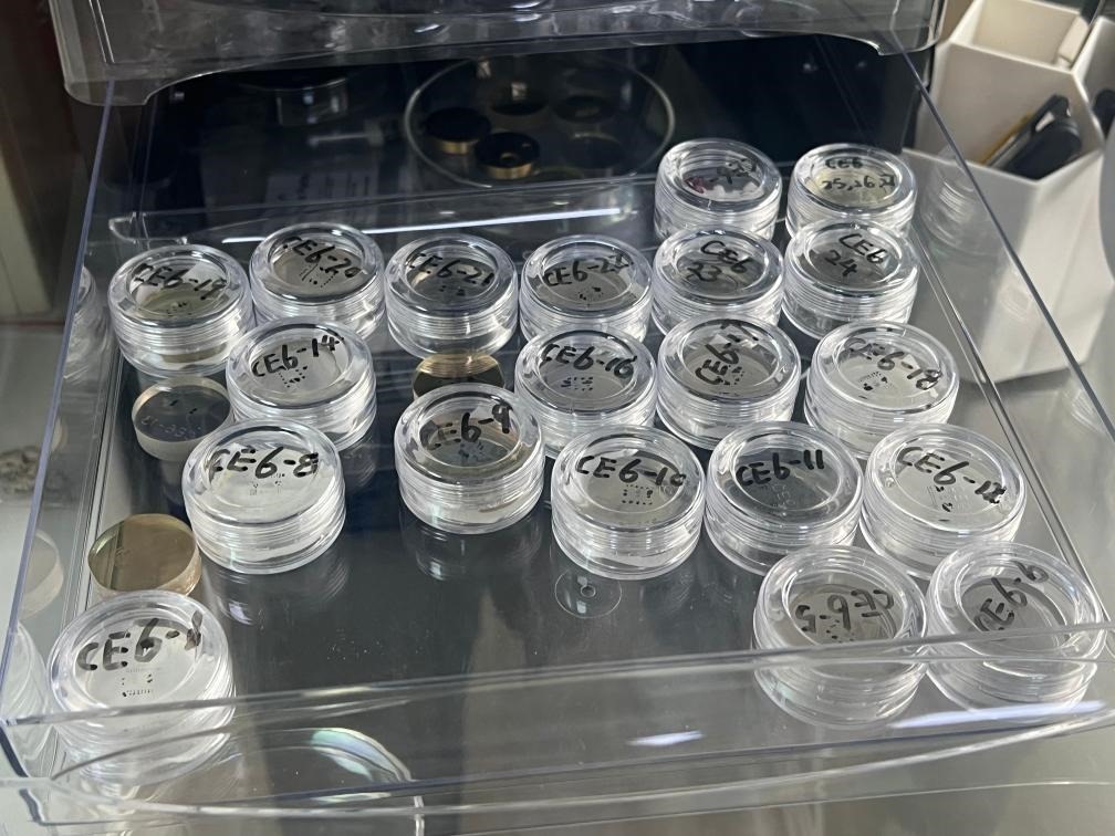包含嫦娥六號樣品的樹脂靶。新華社記者 溫競?cè)A 攝