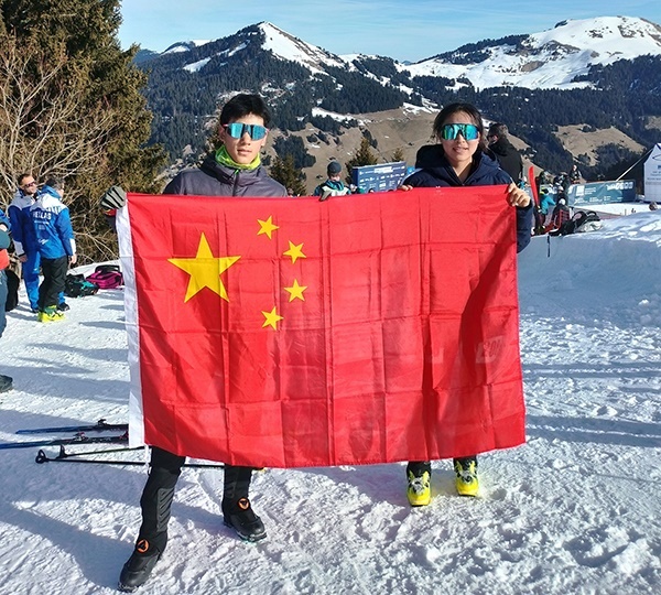 U18垂直競速男子冠軍貢松郎（左）加和女子冠軍普姆阿尼賽后舉國旗慶祝。中國滑雪登山隊供圖
