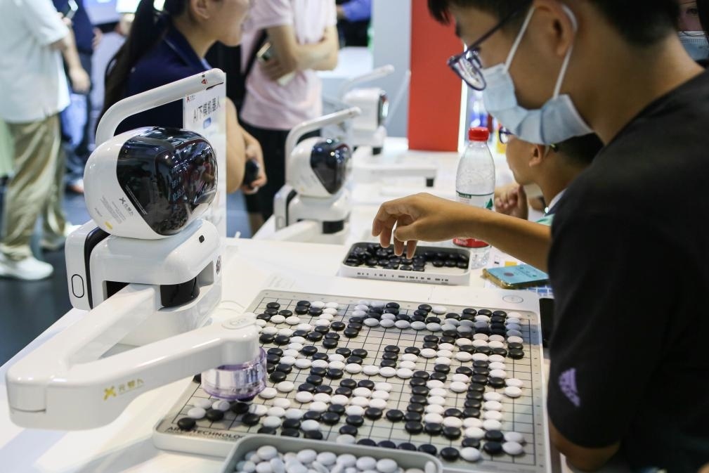 2023年7月7日，元蘿卜AI下棋機器人與觀眾對弈。2023年7月6日至8日，2023世界人工智能大會在上海舉行。新華社記者 辛夢晨 攝