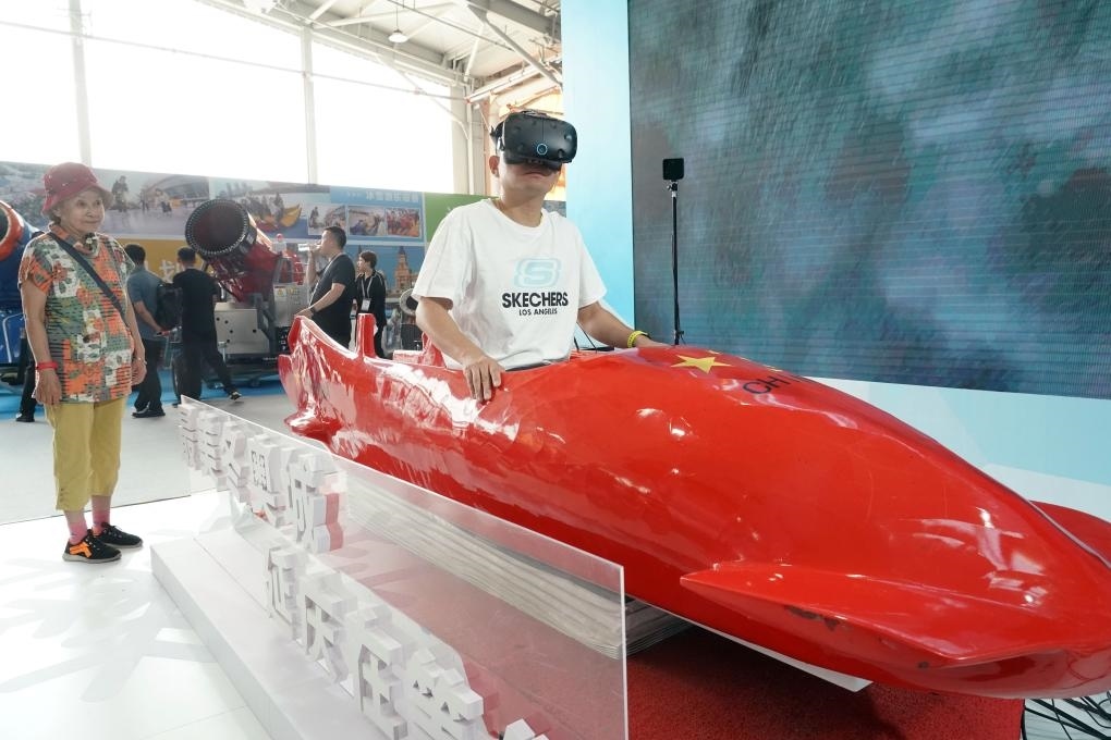 2023年9月15日，觀眾在2023國際冬季運動（北京）博覽會現(xiàn)場通過VR設(shè)備體驗雪車。新華社記者 任超 攝