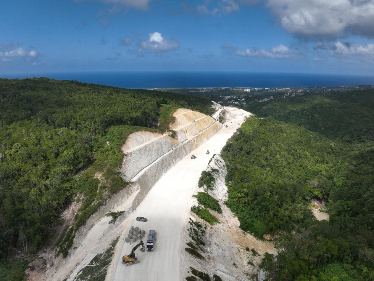 圖為中企承建的牙買加蒙特哥貝繞城路項目基層試驗段正在進(jìn)行攤鋪和碾壓施工，相關(guān)施工工作已于近日順利完成。中國港灣美洲區(qū)域公司供圖