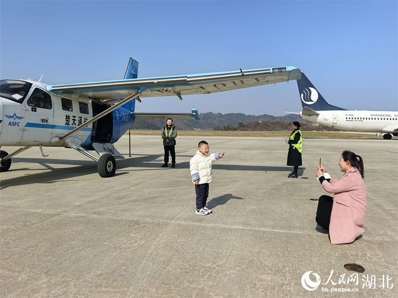 市民乘坐低空短途客運航線往返武漢和十堰。人民網(wǎng)記者 周雯攝