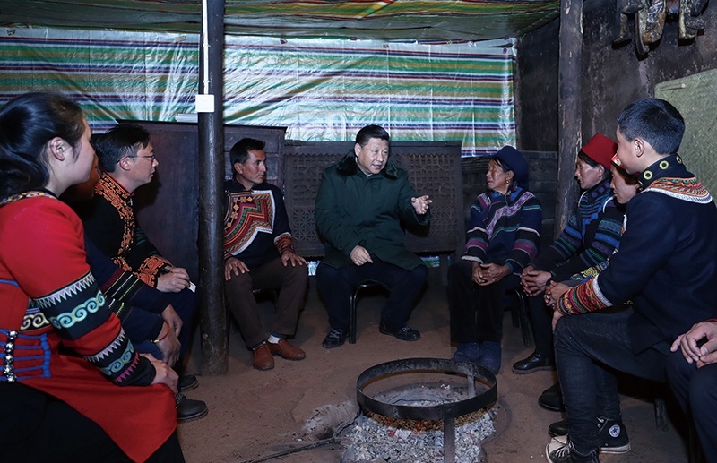 △2018年2月11日，四川涼山彝族自治州昭覺縣三岔河鄉(xiāng)三河村，習(xí)近平總書記來到村民節(jié)列俄阿木家中看望。