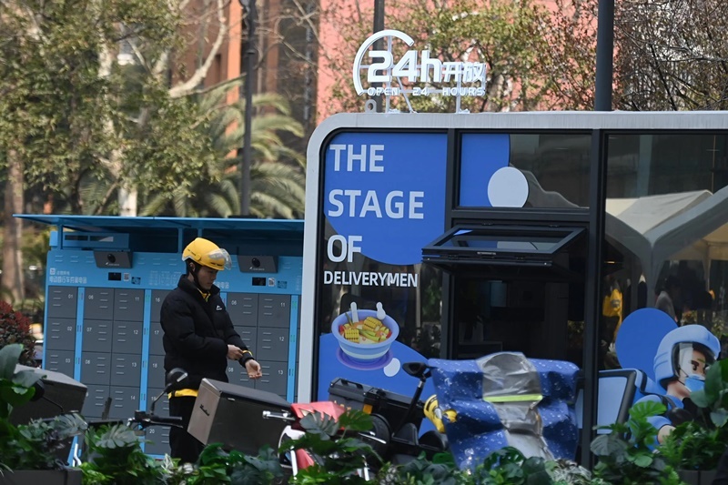 2024年3月15日，位于浙江杭州城西銀泰城廣場的“小哥驛站”正式啟用，網(wǎng)約車司機(jī)等新就業(yè)形態(tài)勞動者可在此短暫休憩、補(bǔ)給。