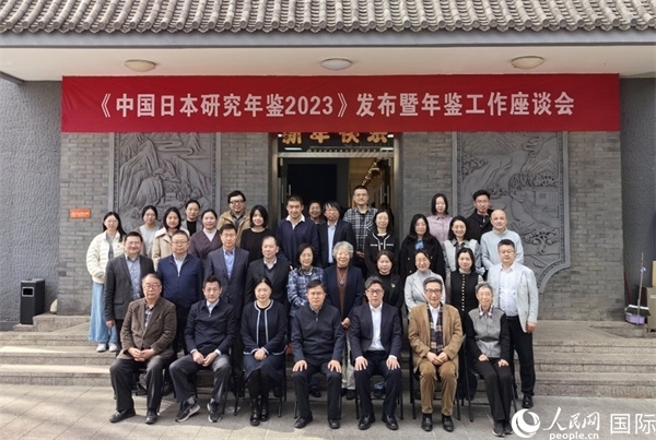 部分與會嘉賓合影留念。人民網(wǎng)記者 陳建軍攝