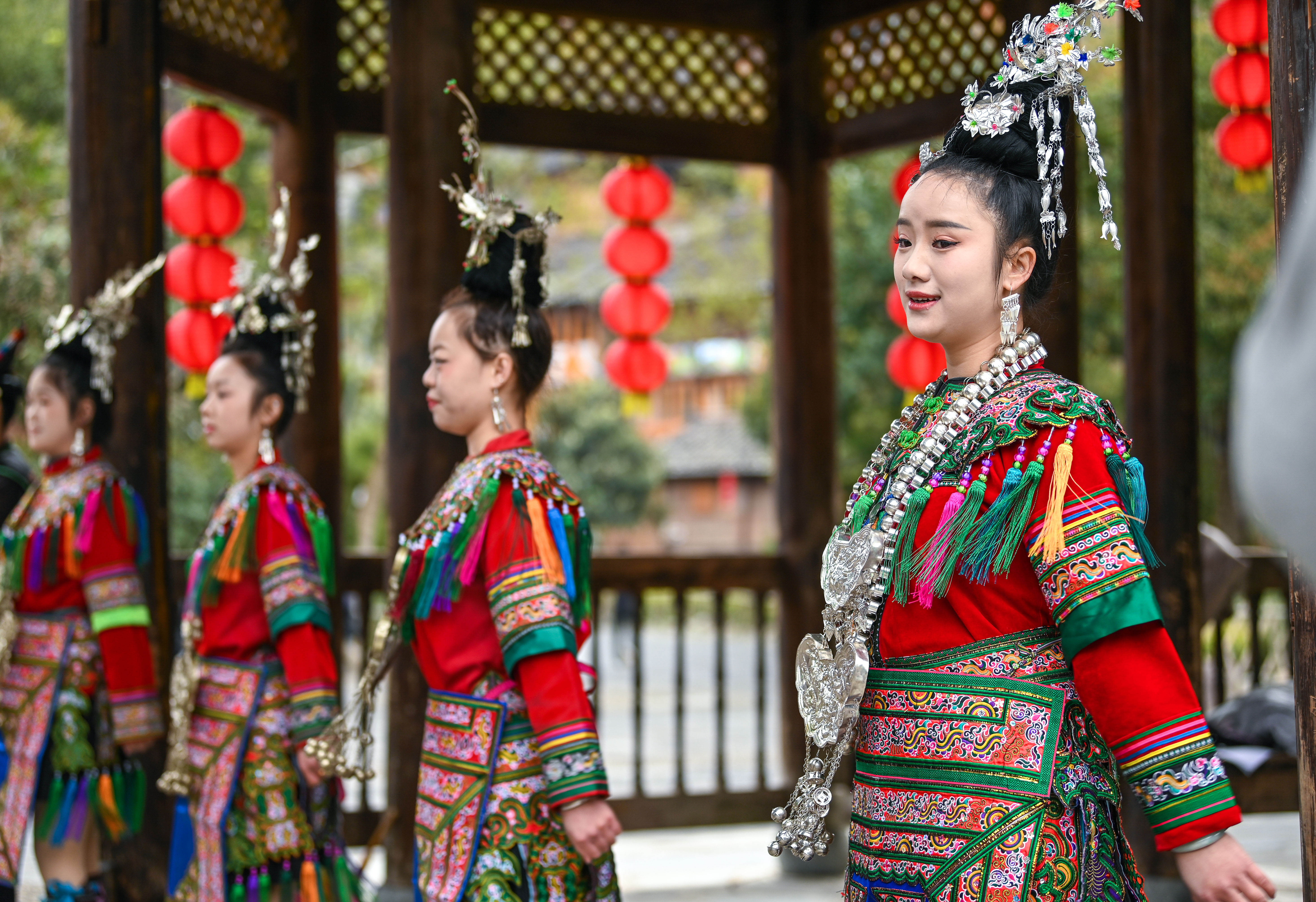  2025年3月18日，侗族群眾在貴州省黎平縣肇興侗寨給游客演唱侗族大歌。