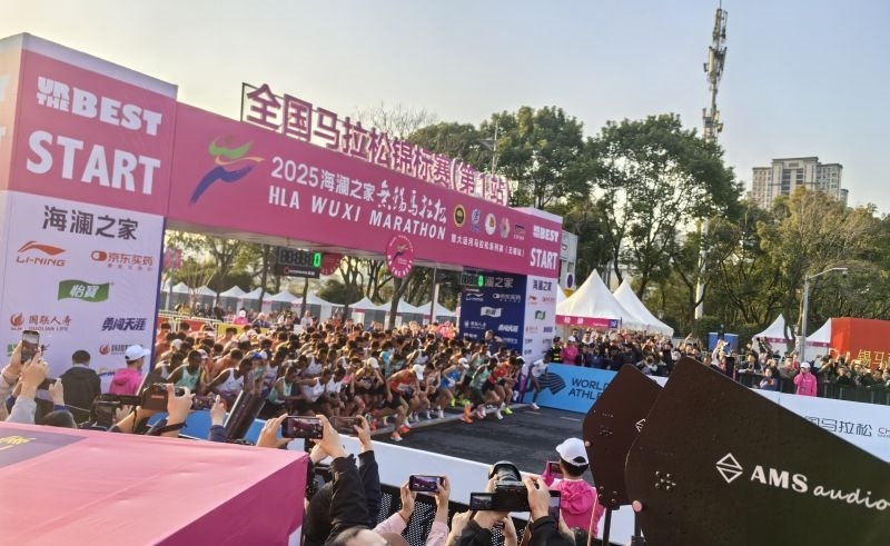 參賽選手沖出起跑線。 人民網(wǎng)記者 楊磊攝