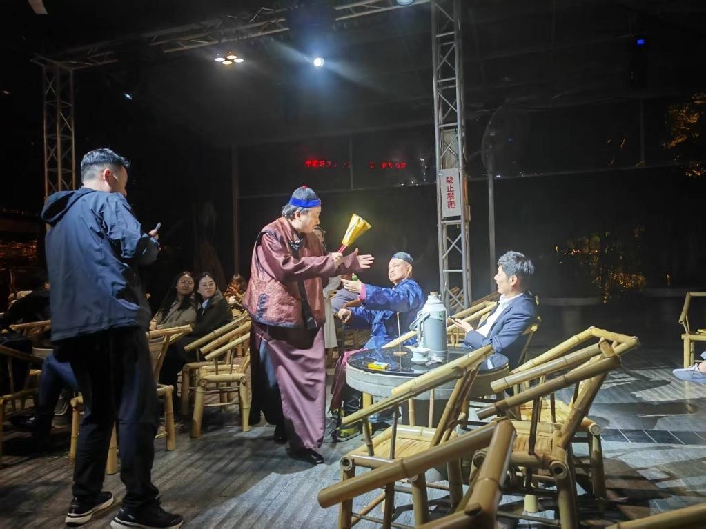 3月24日，《鶴鳴傳奇》在四川省成都市人民公園鶴鳴茶社演出。新華社記者 張海磊 攝