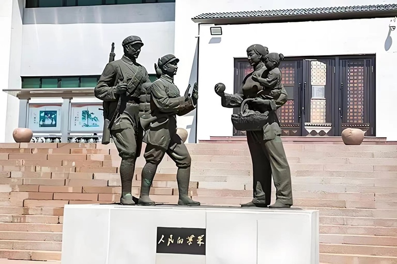 錦州蘋果廉政文化展覽館前的《人民的蘋果》主題雕塑。（由遼沈戰(zhàn)役紀(jì)念館供圖）