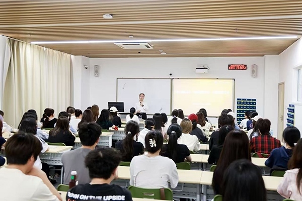 深圳職業(yè)技術大學黨委副書記、校長許建領為學生授課。學校供圖