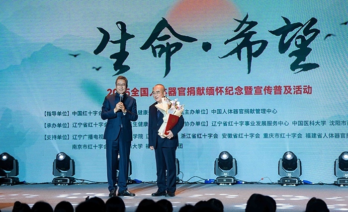中國紅十字會副會長白巖松在現(xiàn)場采訪“人民英雄”張定宇教授。主辦方供圖