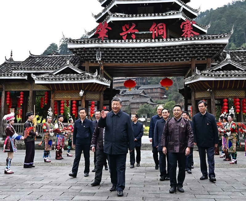 △3月17日下午，習近平總書記在貴州黔東南州黎平縣肇興侗寨考察時，在寨門口向身著民族盛裝歡迎的村民揮手致意。