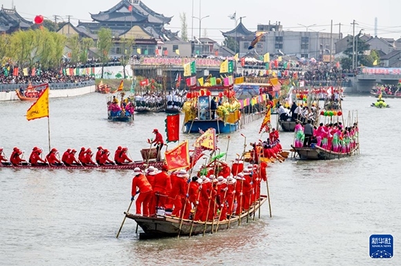 ?4月4日，選手在參加茅山會(huì)船盛會(huì) 。?新華社發(fā)（楊玉崗 攝）