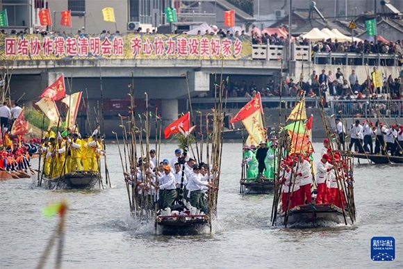 ?4月4日，選手在參加茅山會(huì)船盛會(huì)。新華社發(fā)（湯德宏 攝）