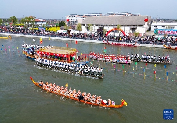 4月4日， 選手在參加茅山會(huì)船盛會(huì)（無人機(jī)照片）。新華社發(fā)（顧繼紅 攝）