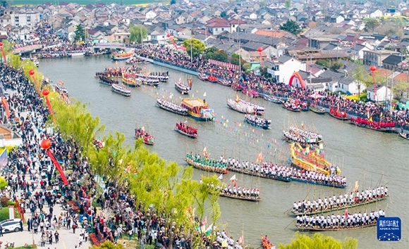 4月4日，選手在參加茅山會(huì)船盛會(huì)（無人機(jī)照片）。?新華社發(fā)（周社根 攝）