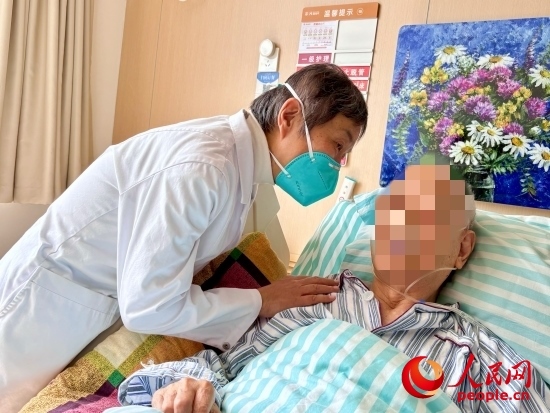 秦苑查房時(shí)詢問患者情況。人民網(wǎng) 陳葉欣攝