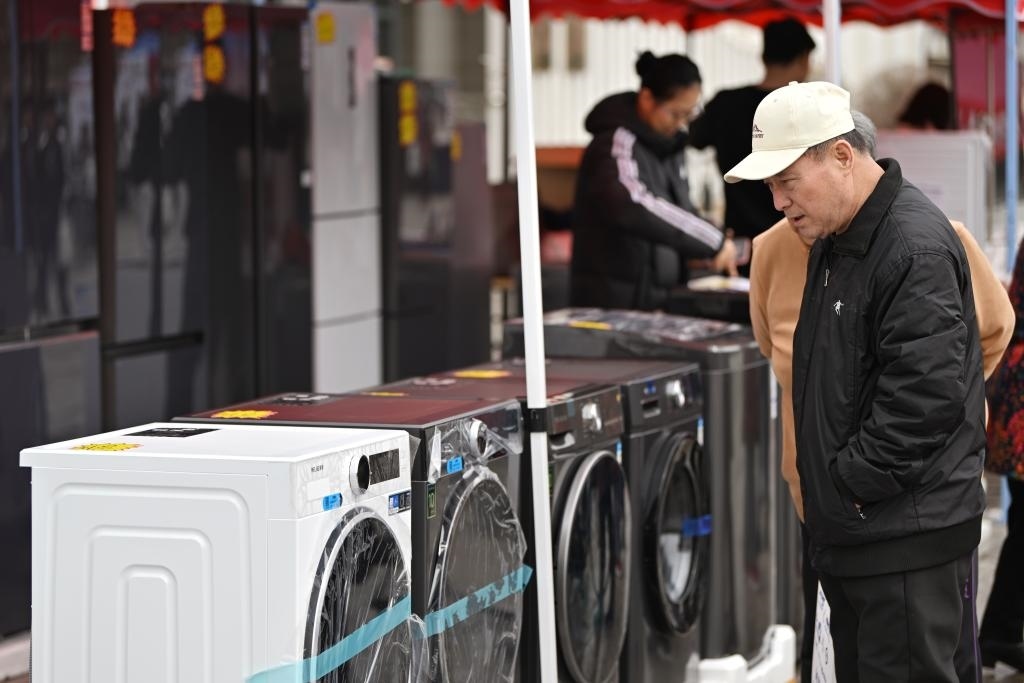 3月28日，天津市北辰區(qū)舉行2025年消費(fèi)品以舊換新惠民服務(wù)活動(dòng)，吸引眾多市民前來選購。新華社記者 李然 攝