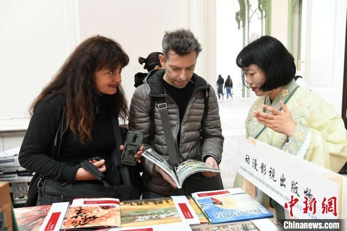 當(dāng)?shù)貢r(shí)間4月11日，2025年巴黎圖書節(jié)在巴黎大皇宮揭幕。中國(guó)出版代表團(tuán)攜千余種中國(guó)精品圖書亮相展會(huì)。 中新社記者 李洋 攝