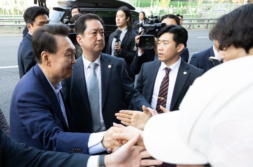 4月11日，韓國(guó)前總統(tǒng)尹錫悅（左一）在離開(kāi)首爾漢南洞官邸時(shí)與支持者握手。新華社發(fā)（全休相攝）