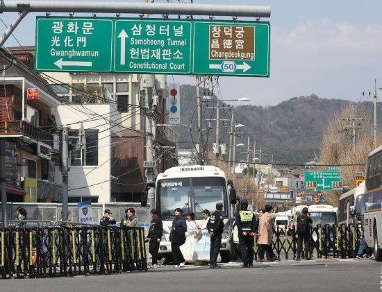  4月3日，在韓國首爾，警察在韓國憲法法院附近進行交通管制。新華社記者姚琪琳攝