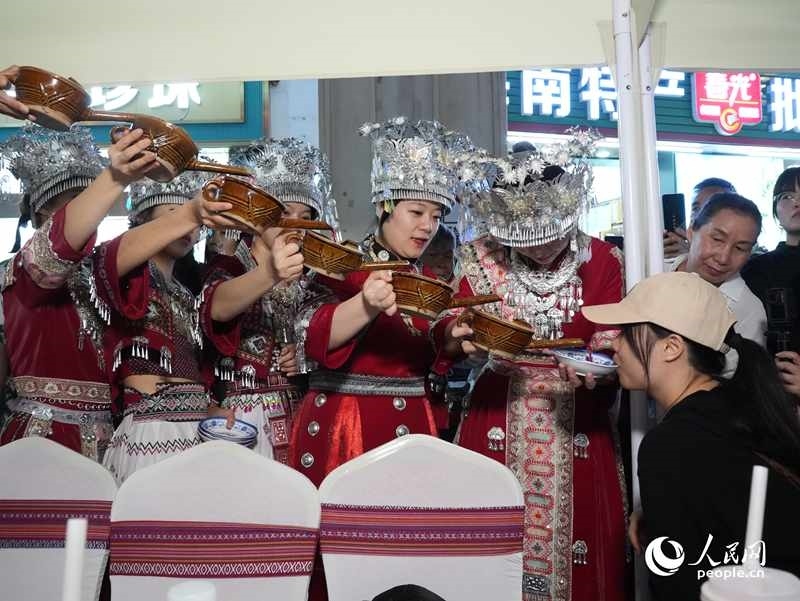 游客體驗(yàn)互動(dòng)演出《高山流水》。人民網(wǎng)記者 張力洋攝