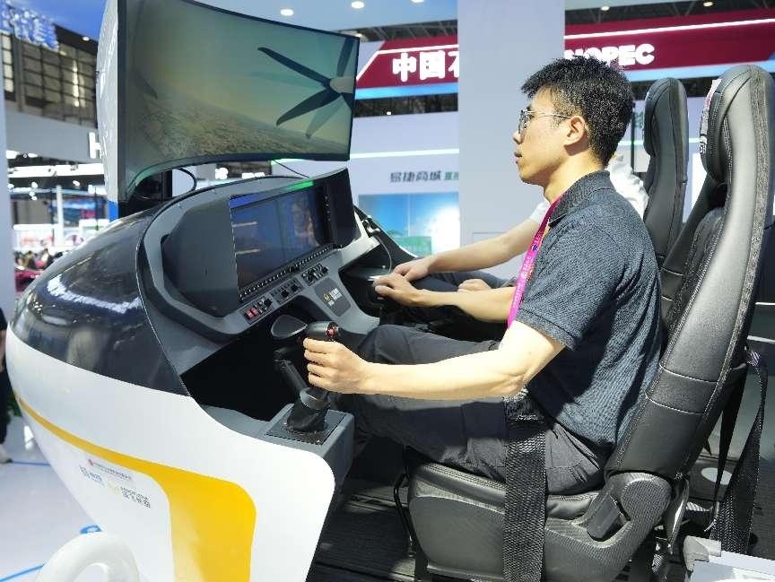 記者體驗(yàn)低空經(jīng)濟(jì)的應(yīng)用消費(fèi)場景。人民網(wǎng)記者 張力洋攝