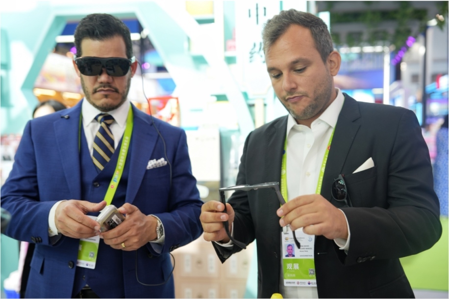 觀展嘉賓體驗(yàn)科技消費(fèi)新產(chǎn)品。中國國際消費(fèi)品博覽會組委會網(wǎng)上新聞中心供圖