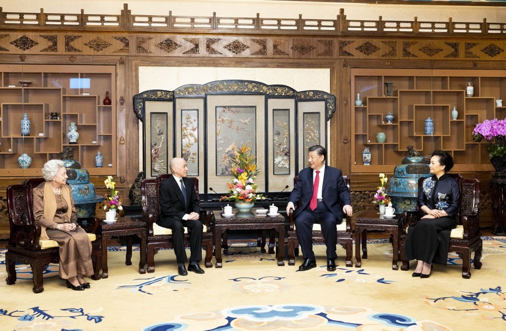 2023年2月24日，國家主席習近平和夫人彭麗媛在北京釣魚臺國賓館養(yǎng)源齋親切會見柬埔寨國王西哈莫尼和太后莫尼列。