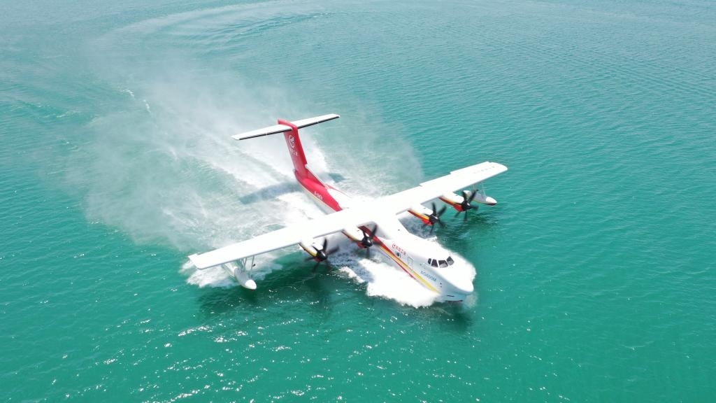 AG600飛機(jī)在湖北荊門開展水上科目試飛（2023年4月攝）。新華社發(fā)（中國(guó)航空工業(yè)集團(tuán)供圖）