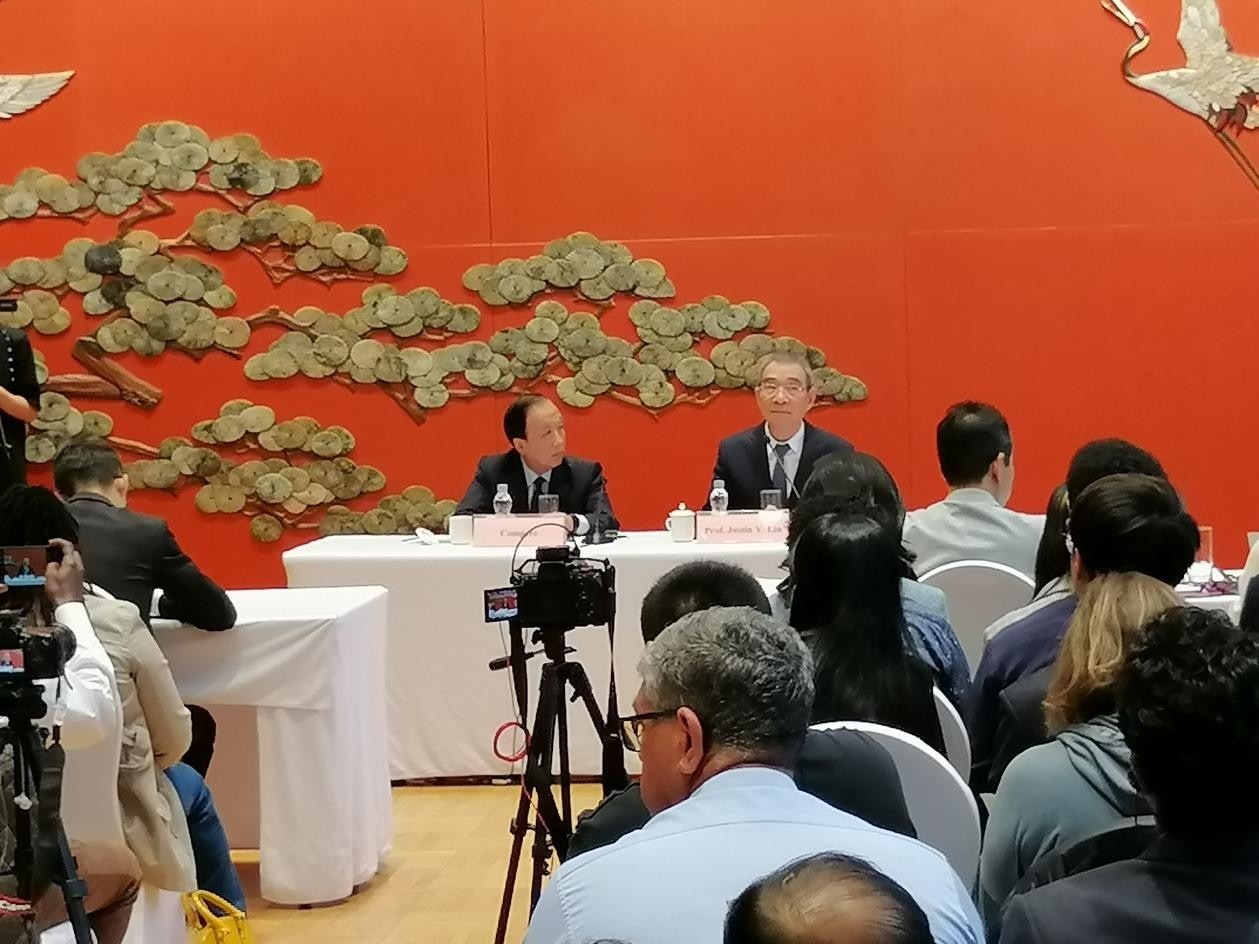 圖為21日舉行的“臨甲7號沙龍”，林毅夫（右一）在回答中外媒體記者的提問。 人民網(wǎng)記者 李瀟攝