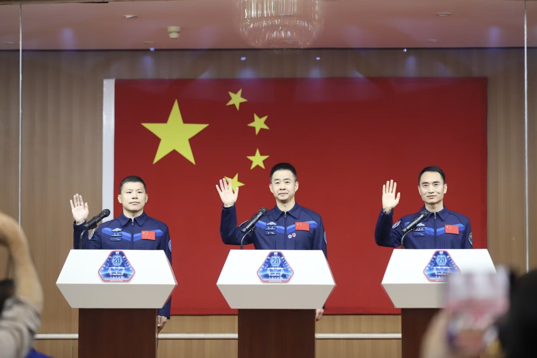 4月23日，神舟二十號(hào)航天員乘組在酒泉衛(wèi)星發(fā)射中心問(wèn)天閣與中外媒體記者集體見面。人民網(wǎng)記者 黃帆攝